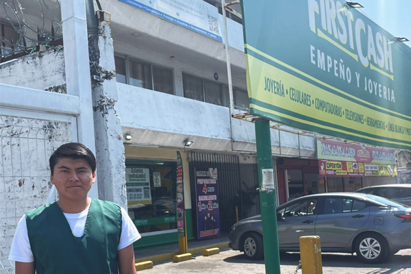 Julio en Cuernavaca, Morelos, México, de camino a entregar su solicitud de empleo.