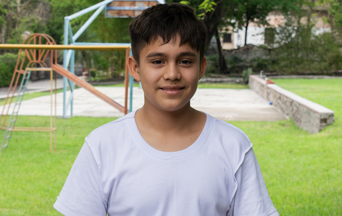 Una foto de Néstor, ahijado de Julio César, sonriendo.