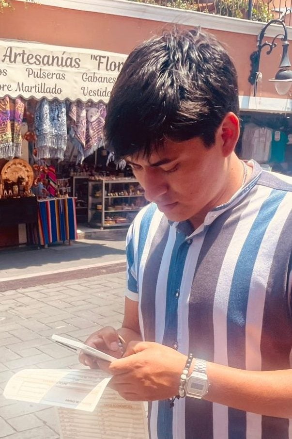 Julio en Cuernavaca, Morelos, México, de camino a entregar su solicitud de empleo.