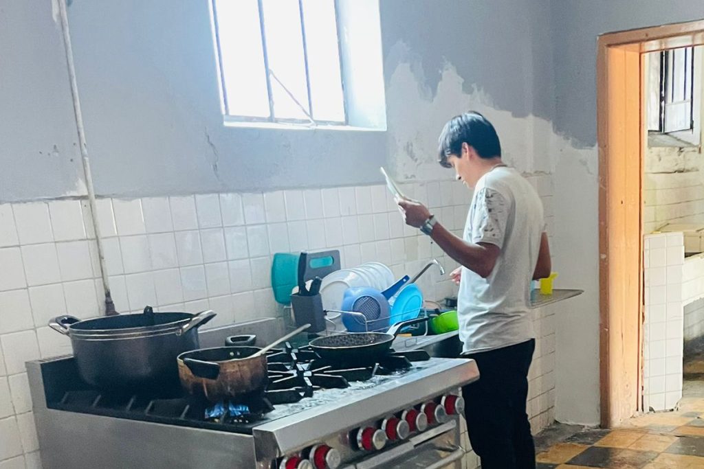 Julio César en la cocina preparándose el almuerzo.